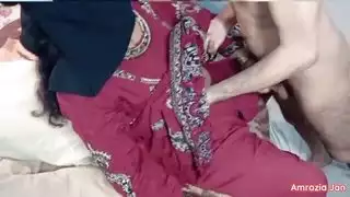 جنس صريح لمراهقة: فتاة ترتدي النقاب تأخذ قضيبًا أبيض ضخمًا في مهبلها