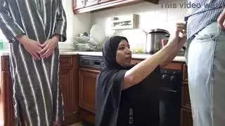 زوجة عربية ساخنة تتمدد بواسطة قضيب عملاق بينما الزوج يصور