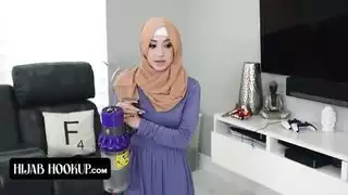 جميلة محجبة تمص بلعق قبل جنس راعية البقر الجامح