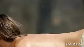 امرأة سمراء فاتنة تطلب تناك سريع وعميق