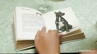 مراهقة مثارة تدلك كسها الوردي حتى تصل لهزة جماع شديدة