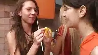 حركة عارية بين فتاتين قبل إيلاج مزدوج