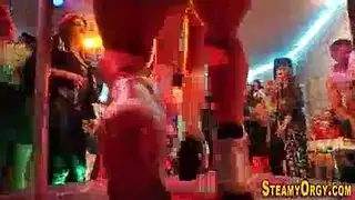 فعل خشن من الباب الخلفي مع فتاة صغيرة