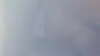 ميلف شقراء مثارة ممتدة على السرير تتلقى عقابًا قاسيًا في مهبلها