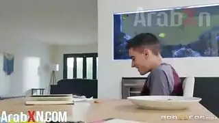 جوردي و امرأة شقراء