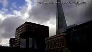 شقراء متعرجة تستمتع بعلاقة ثلاثية صريحة مع غرباء بينما صديقها يصور