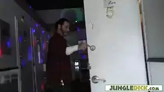 اشخاص يجبرون بنت علا النيك