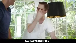 الاخ الهائج على طيز امه