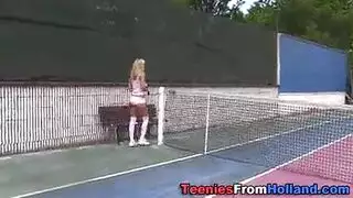 مراهقة شقراء تصل للنشوة بهزاز قوي