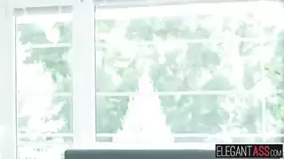 شقراء ذات مؤخرة ضيقة تحصل على فريق مزدوج من صديقها وأفضل صديق له