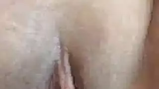 آسيوية مثارة في مشهد شرجي مزدوج مع إنزال داخلي