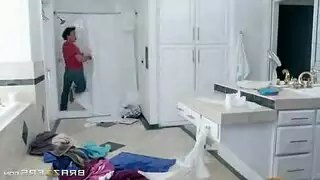 زوجة الأب الجامحة تنيك ابن زوجها بعد إثارته بكسها المبلل