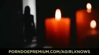 فتاتان وقضيب صلب ضخم للمص العميق