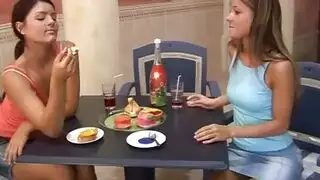 مشهد سحاقي صريح: مشاركة قضيب هائل مع عاهرة نارية