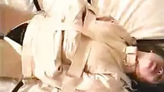 تتمتع امرأة سمراء في سن المراهقة في سن المراهقة أثناء ممارسة الجنس البري مع رجلها القرني من العمل