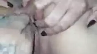 قنبلة سمراء تتحكم في علاقة جنسية جماعية جامحة على طاولة النادي