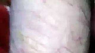 سمراء مكتنزة تحصل على هزاز شرجي كمكافأة في مشهد إباحي صريح