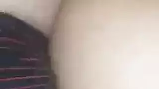 دخول خلفي وقوف: الجزائري يملأ كسها بقضيبه