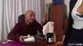 إباحية مكتبية: موظفتان تأخذان قضيب المدير في كل فتحة