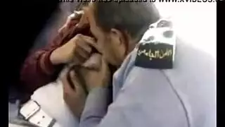 بورن في موقف سيارات عام: ضابط عربي يجن على بز وفرج مراهقة