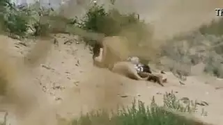 جنس صارخ على الشاطئ: مراهق ينيك عاهرة على الرمال