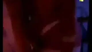 العاهرة الشقراء تنخفض لتعري ثدييها قبل جنس وحشي