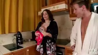 قذف داخل كس عاهرة البورن الفرنسية في المطبخ بعد نكاح قاسي شديد