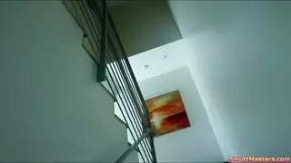 حصلت الأشقر ذو العيون الزرقاء على فرصة للحصول على وظيفة جديدة ومهمة وترك رجل عشوائي يقوم بعمله