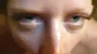 الفتاة المراهقة تبلع القضيب ثم تتعرض للضرب العميق