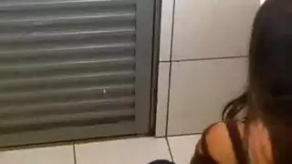 سيدة ترتدي فستان ضيق تأخذ قضيب شاب أصغر يوميًا