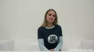 شقراء صغيرة تختنق بالقضيب وتنكح بقسوة