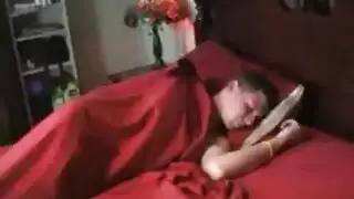 الأم الزوجية الثرية بريتاني هارموني تلمس نفسها في مشهد إباحي حصري