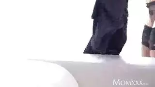 قنبلة شقراء تريد شرج عنيف والمزيد