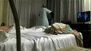 عاهرة شقراء هاوية تُضاجع بقوة من قبل عصابة فحول سود