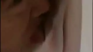 بنت تحك كسها لين يخراج البول