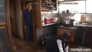 فتاه تبعبص كسها ابوها يدخل عليها وينيكها