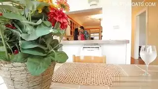 افتراضية الطاولة فتاة مقطورة