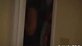 رئيس يرى سمراوات ويضاجع عارضة في بورن مكتبي صريح