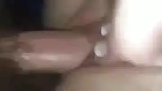 واجب الصديق اليومي: حشو فرجها في المطبخ