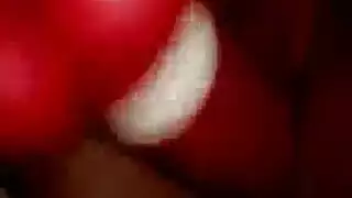 شقيقتان عاهرتان تمارسان الجنس الشرجي المزدوج في علاقة ثلاثية صعبة
